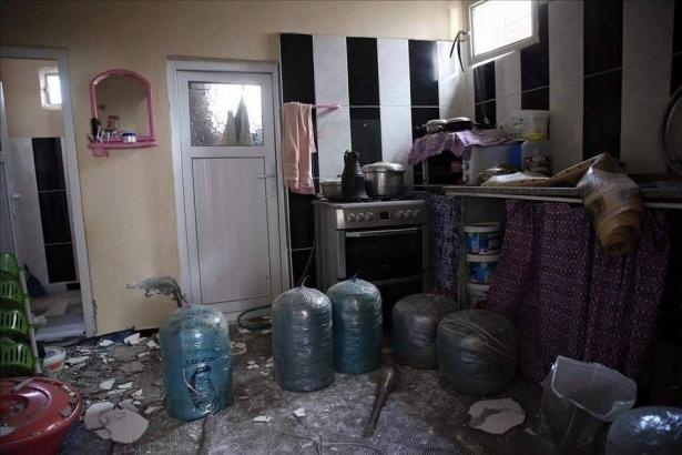 <p>Evde gerçekleştirilen aramada bomba imalatında kullanılan yaklaşık 5 ton amonyum nitrat ile çok sayıda el yapımı patlayıcı bulundu.</p>

<p> </p>
