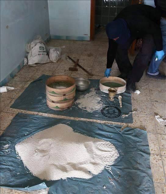 <p>Patlayıcıların fünyeleri takılı, infilak ettirilmeye hazır halde olduğu belirlendi. Teröristlerin, amonyum nitratı eleklerden geçirerek mazotla yıkadıkları, etkisini arttırmak için de mutfak ve klima gazı tüpleri ile çelik tencerelere koydukları tespit edildi.</p>