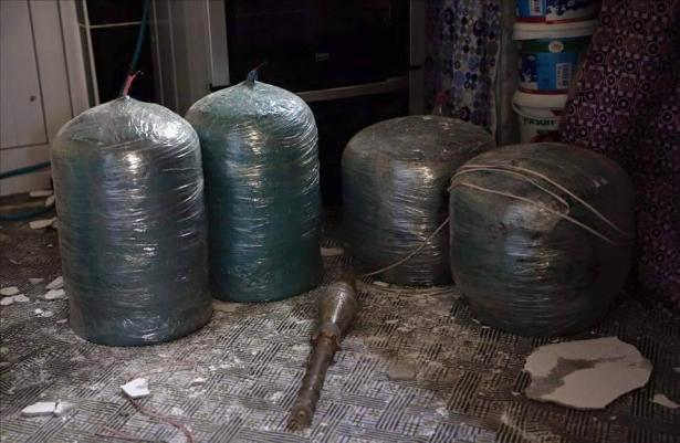 <p>Ayrıca, gizli bölmelere saklanmış çok sayıda uzun namlulu silahın yanı sıra "keskin nişancı silahı" olarak bilinen kanaslar, mermiler ve hücum yelekleri bulundu.</p>
<p> </p>