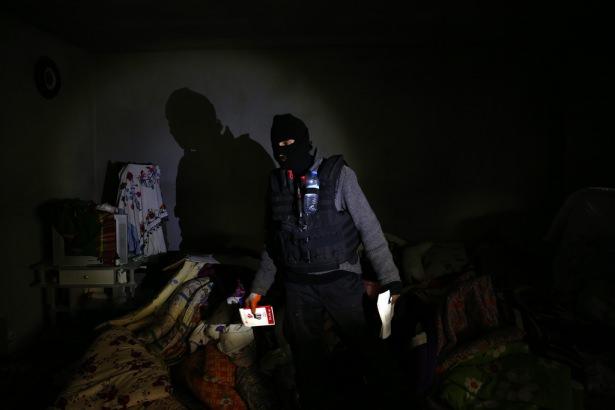 <p><strong>CİZRE'DE PKK'NIN İNİNE OPERASYON!</strong></p>
<p>Cizre'de terör örgütü PKK'ya yönelik "Şehit Jandarma Astsubay Kıdemli Çavuş Burak Demirci" operasyonu sürüyor. Güvenlik güçleri, teröristlerce tuzaklanmış el yapımı patlayıcılara karşı sokakları karış karış tarıyor.</p>