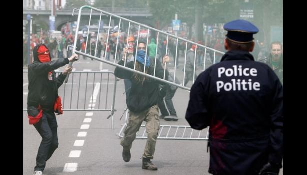<p>Belçika'nın başkenti Brüksel'de on binlerce kişi, merkez sağ hükümetin kemer sıkma önlemlerini içeren düzenlemelerini protesto etti. </p>
