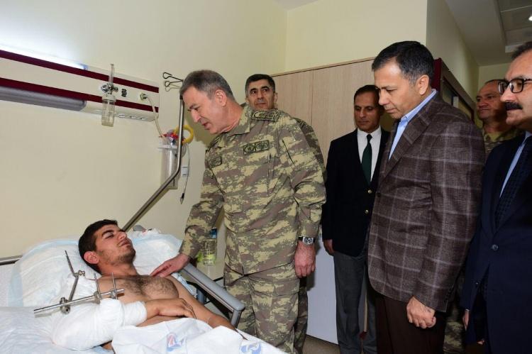 <p>Orgeneral Akar'a, ziyareti sırasında Gaziantep Valisi Ali Yerlikaya ile Gaziantep Üniversitesi Rektörü Ali Gür de eşlik etti. Orgeneral Akar, doktorlardan sağlık durumlarına ilişkin bilgiler aldığı askerler ve refakat eden yakınları ile sohbet edip, geçmiş olsun dileğinde bulundu.</p>
