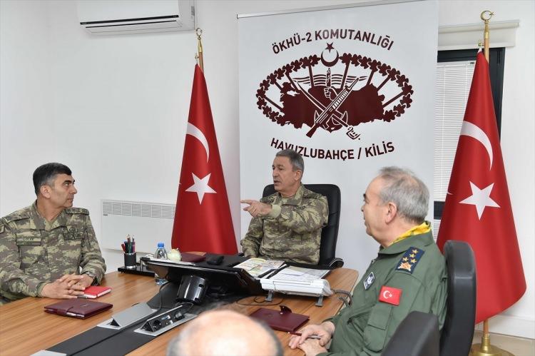 <p>Genelkurmay Başkanı Orgeneral Hulusi Akar, Suriye sınırında Kilis'teki harekat merkezini ziyaret etti.</p>
