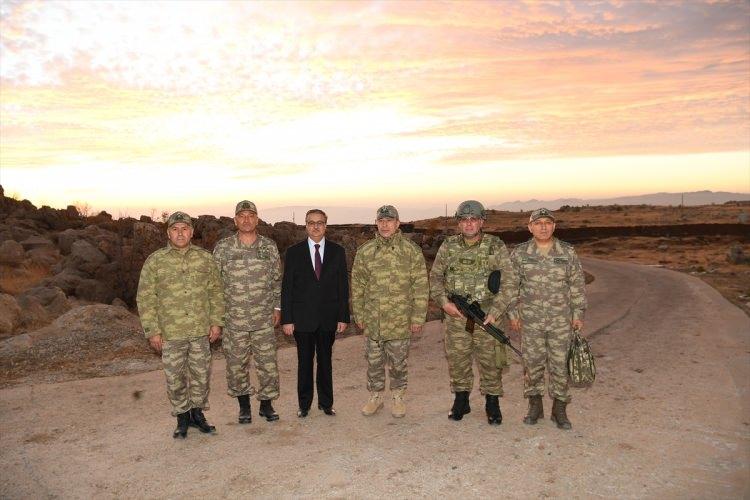 <p>Operasyonlarda ele geçirilen silah, mühimmat ve yaşam malzemelerini inceleyen Orgeneral Akar, sınır bölgelerinde yapılan hazırlıklar, bölgede yürütülen büyük çaplı operasyonlarla ilgili bilgi aldı.</p>

<p> </p>
