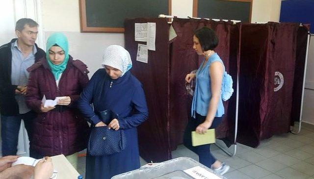 <p>19 yaşındaki Zehra Çilingiroğlu, Sarıyer Kız Meslek ve Teknik Anadolu Lisesi'ne tek başına oy vermeye geldi.</p>
