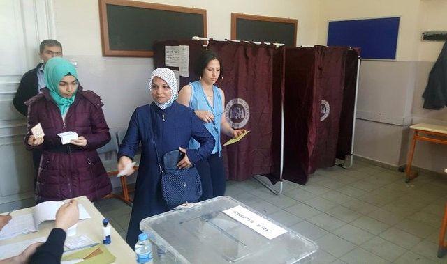 <p>Oy pusulası ve zarfı seçim yetkililerinden alan Zehra Çilingiroğlu bir süre<strong> oy verme kabinini göremeyince</strong> yetkililerden yardım istedi.</p>
