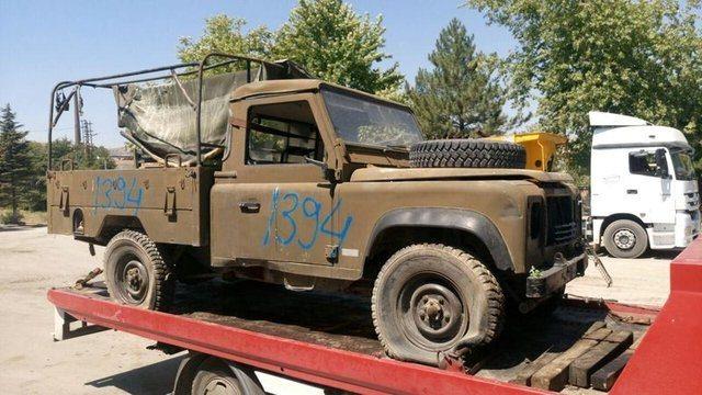 <p>Çekici ile Zonguldak'a getirilen araç büyük bir revizyona sokuldu. Cip, dış ve iç döşemesinden motorundaki vidasına kadar 30 bin lira harcanarak sıfırdan yapıldı. Cenk Topçu'nun sanayi sitesinde bir çok usta ile birlikte çalışarak ve 30 bin liraya harcayarak yaptığı cip, ilgi gördü.</p>
