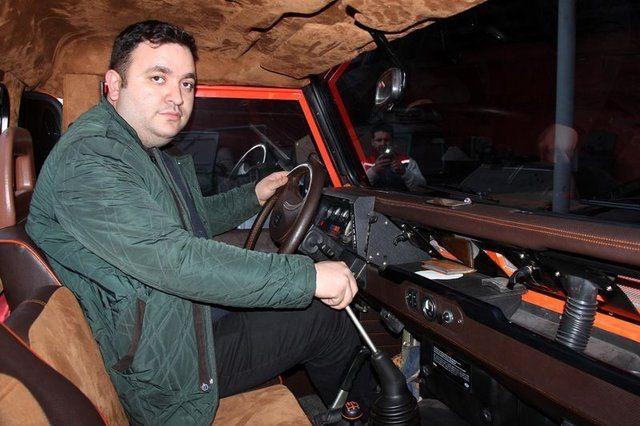 <p>"Çoğu parçası kendi imalatımız. Erkan ustanın kendi ellerinden çıktı. Ön tamponu kendi yaptı. Tavan sepeti, arka bagaj açılır-kapanır. Onu hastane yatağının mekanizmasından yaptık. Daha önce böyle bir sistem yok. Çöpten, hurdadan bile malzeme aldık."</p>