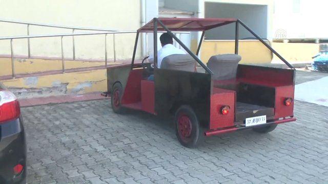 <p>Aracın yürür aksamlarını kentteki tamircilerden aldıklarına işaret eden Bozkurt, yaptıkları aracın insanın yanı sıra arka bölümüne koydukları küçük kasa sayesinde yük de taşıyabildiğine dikkati çekti.</p>
<p> </p>