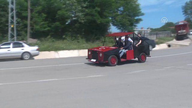 <p>"Biz öncelikle okul yönetimimize teşekkür ediyoruz çünkü bu aracı yapabilmemiz için onların desteğine ihtiyacımız vardı. Projenin başlangıcında neredeyse kentteki tüm tamircileri gezdik. Hurdaya çıkmış araçlara ait motor, lastik, vites kolu ve direksiyon gibi aksamları topladık. Geriye kalan bölümleri ise üniversitemizin atölyesinde kendimiz oluşturduk. Sonucunda 2 bin lira maliyetle 80 kilometreye kadar hız yapabilen bir araç ürettik. Adını da benim ismimin baş harfinden esinlenerek 'Navrolet' koyduk."</p>
<p> </p>