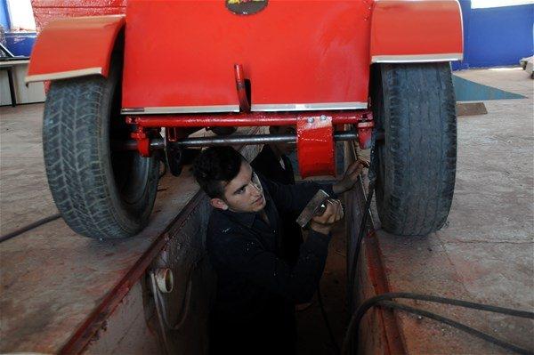 <p>Okulun motor bölümü atölyesindeki aletlerden faydalandıklarını anlatan Avara, otomobilin arkasındaki taşıma aparatı sayesinde yük de taşıyabildiğini dile getirdi.</p>
<p> </p>