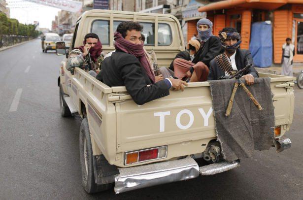 <p>Yemen ile Suudi Arabistan sınırında bulunan Sa'da kent merkezinde yaşayan Husiler önceleri, Hazreti Muhammed'in torunları olan ilk 5 İmam'ı (<strong>Hz. Ali, Hz. Hasan, Hz. Hüseyin, İmam Zeynelabidin ve İmam Zeyd)</strong> meşru İslami önder kabul eden ancak Sünni Müslümanlarla teorik ve pratik alanda çatışmayan Zeydi mezhebine mensuptu. </p>