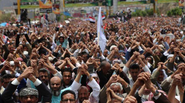 <p>Sonuç olarak Husiliğin, Zeydiliğin marjinal kolu olan Carudi ekolünden 12 İmamcı Şii ekole evrilmesi, Ensarullah hareketinin siyasal açıdan da İran ile paralel bir çizgiye oturmasına yol açtı.<br />
</p>