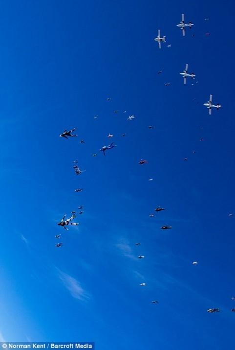 Bindikleri u&ccedil;aktan el ele atlayarak, 5 bin 500 metre y&uuml;kseklikten kendilerini aşağı bırakan kadınlar, 12. denemelerinde başarılı olmanın mutluluğunu yaşadı. 