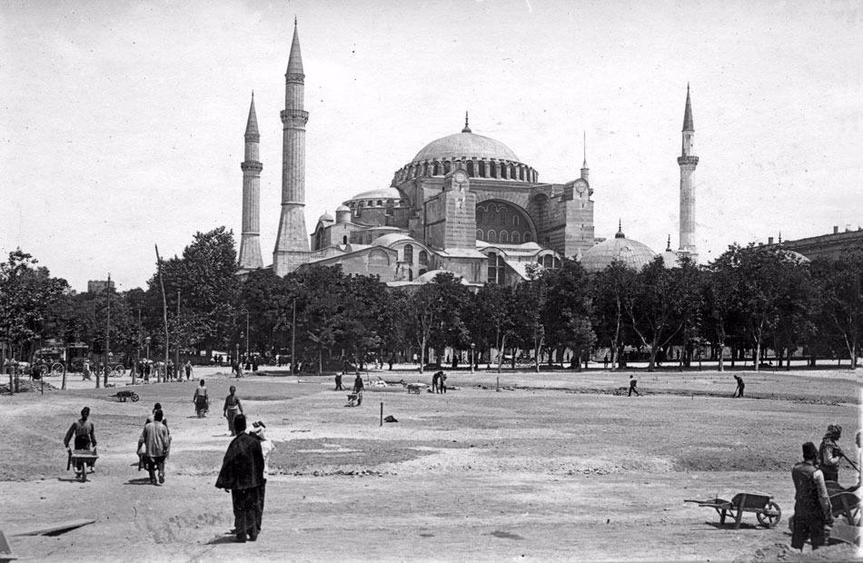 <p>Sultanahmet Parkı'nda yapım çalışmaları devam ediyor. Ayasofya Müzesi arkada. / 1920</p>
