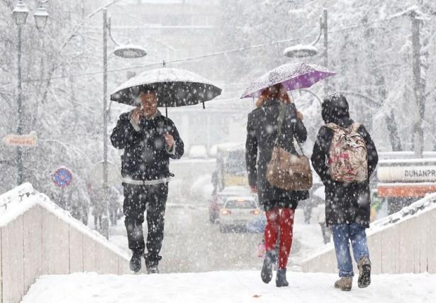 <p>Soğuk hava ve kar yağışı, dün geceden itibaren bazı Balkan ülkelerinde yeniden etkili olmaya başladı.Bosna Hersek'te dün gece başlayan kar yağışı, sabah saatlerinde etkisini arttırdı.</p>
