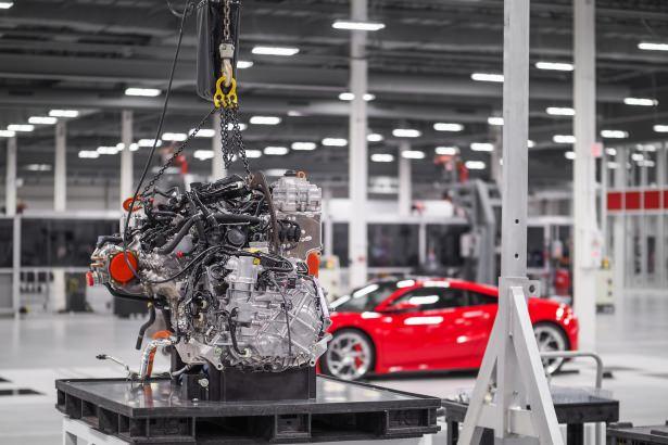 <p>Araçlara dinamik performans ve yol tutuş testi ile konfigürasyonu uygulanırken, NSX'te çift turbo beslemeli V6 motor görev yapıyor.</p>