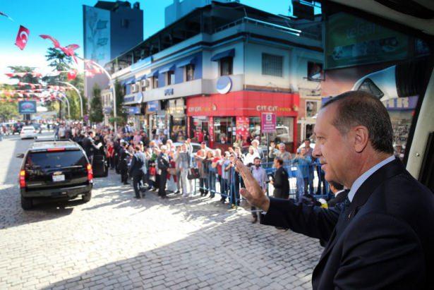 <p>Cumhurbaşkanı Recep Tayyip Erdoğan, Trabzon'da düzenlenen toplu açılış törenine katıldı. Trabzon'da Cumhurbaşkanı'nı görmek için kimileri dükkan kapattı, kimileri ise okulu kırdı. İşte Erdoğan'ın Trabzon ziyareti ve objektiflere yansıyan en ilginç fotoğraf kareleri...</p>
