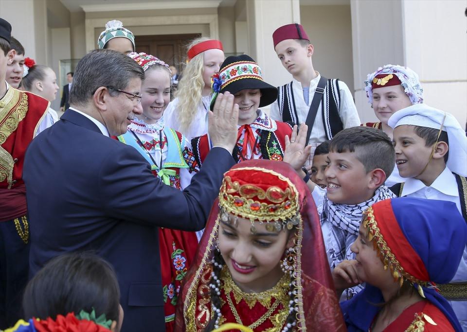 <p>Başbakan Ahmet Davutoğlu ve eşi Sare Davutoğlu, Çankaya Köşkü'nde 38. TRT Uluslararası 23 Nisan Çocuk Şenliği'ne katılacak çocukları kabul etti.</p>
<p> </p>