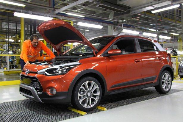 <p>Hyundai model yelpazesinin Türkiye’de en çok tercih edilen otomobili olan i20’nin, crossover gövde tipine sahip olan Active versiyonunun eklenmesiyle birlikte fabrika bu yıl toplam 226 bin adetlik üretime ulaşacak. </p>
