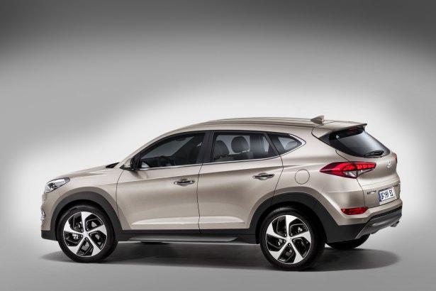 <p>Yeni Tucson, cömert iç mekan boyutlarıyla C-SUV segmentine farklı bir bakış açısı da getirmiş oluyor. Tamamen yeni bir platform üzerine inşa edilen otomobil, geniş saklama cepleri, büyük torpido gözü ve 513 litrelik bagaj hacmiyle kullanıcılarına kolaylık ve fonksiyonellik sunarken aynı zamanda mükemmel bir dış ve iç boyut oranına sahip olduğunu gözler önüne seriyor. Rahat ve ferah iç mekandaki ısıtmalı ve havalandırmalı koltuklar, dijital havalandırma sistemi, dokunmatik ekranlı navigasyon, USB bağlantılı kaliteli müzik sistemi, Akıllı Park Asistanı (SPAS) ve anahtarsız çalıştırma gibi üst düzey donanımlar da konforu artıran detaylar olarak öne çıkıyor. </p>