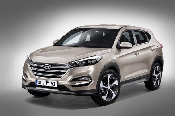 <p>Kapsamlı aktif ve pasif güvenlik paketiyle de kullanıcılarına tam koruma sunan Hyundai Tucson, kendi segmentindeki en donanımlı araçlardan biri olarak iddiasını ortaya koyuyor. Yayalar başta olmak üzere, şehir içi ve şehir dışı gibi üç farklı moda sahip Otomatik Fren Sistemi, yoldaki yayayı veya hızla yaklaşılan diğer araçları algılayarak güvenli şekilde durulmasını sağlıyor. Buna ek olarak, Aktif Şerit Takip Sistemi (LKAS) de şerit dışına çıkıldığında olası tehlikeyi önlemek adına direksiyonu otomatik olarak düzeltiyor. Arka Trafik Uyarı sistemi ise 180 derecelik alanı taramak için bir radar kullanıyor. Bu radar sayesinde yaklaşan diğer araçlar sürücüye anında bildirilerek güvenli sürüş sağlanmış oluyor. Kör Nokta Algılama sistemi de otomobilin etrafındaki diğer araçları algılamak için yakın alan sensörlerini kullanıyor. Sistem başka bir araç algıladığında sürücüyü anında uyararak şerit değiştirmesine engel oluyor Hyundai Tucson’da kullanılan Aktif Kaput Sistemi de yaya ile önden olası bir çarpışmada darbe şoku yumuşatmak için aracın kaputu yükseltiyor.</p>
<p>Hyundai Yeni Tucson, Euro6 normlarına uygun 184 beygirlik 2.0-litre dizel motorla birlikte 135 beygir 1.6-litre GDI ve 176 beygir gücündeki 1.6-litre T-GDI turbo benzinli ünitelerle satışa sunulacak. Aynı zamanda yeni nesil yedi ileri çift kavramalı (7DCT) ve altı-ileri manuel şanzımanla sunulacak. </p>
<p>Hyundai Tucson’un dünya prömiyeri ise 3 Mart 2015 tarihinde Cenevre Otomobil Fuarı’nda gerçekleştirilecek.</p>