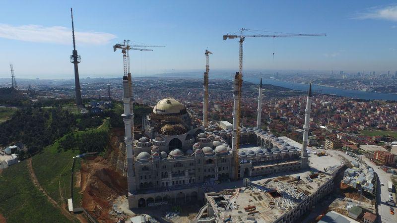 <p>Cami kompleksinin tamamında irili ufaklı toplam 70 kubbe bulunacağı belirtildi. Öte yandan caminin bulunduğu bölüme geliş gidişi sağlayacak Çamlıca Tünel inşaatlarının da yapımının hızla sürdüğü öğrenildi.</p>

<p> </p>
