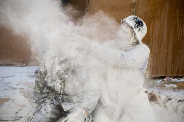 Geleneksel senaryo gereği savaş iki grup arasında &ccedil;ıkıyor. 
