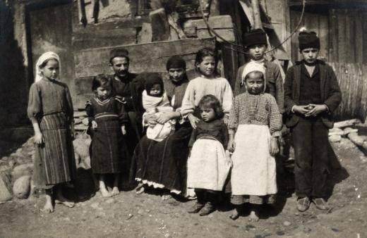 <p>Makedonya'da 8 çocuklu Hıristiyan bir aile.</p>
<p> </p>