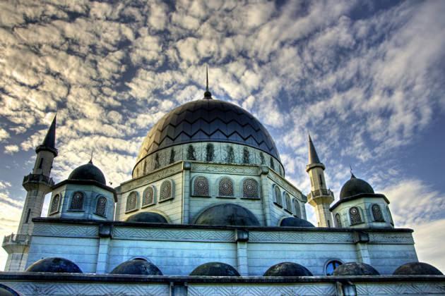 <p><span>Ancak yahudilere benzememek adına yalnız aşure günü oruç tutmak mekruh sayıldığından, bu günün arifesinde ve ertesinde de oruç tutmak gerektiği ifade ediliyor.</span></p>