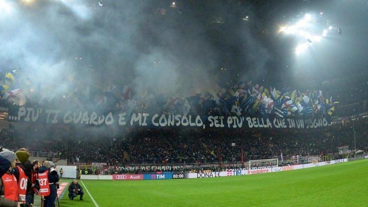 <p>Milan-Inter derbisi öncesi kırmızı siyahlı tribünlerin yaptığı koreografi...</p>