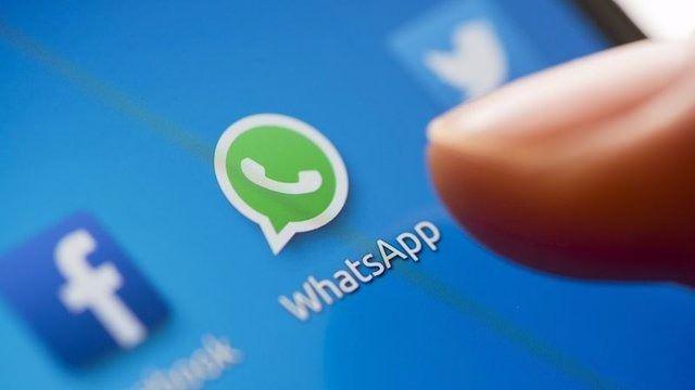 <p>Aynı açıklamada Facebook ile veri paylaşımının kullanıcılara sunulacak hizmetin kalitesini artıracağı iddiasına da yer verildi. Her ne kadar WhatsApp yeni özelliğin istenmemesi halinde (30 gün içerisinde) kullanıcının yeni sözleşmenin bağlayıcılığından kurtulabileceğini belirtse de pek çok güvenlik uzmanı bu işlemin bile WhatsApp'ın Facebook ile veri paylaşmasının önüne geçmeyeceği görüşünde. Peki WhatsApp'ın tepki çeken adımından etkilenmemek için ne yapılabilir? İşte WhatsApp hesap bilgi paylaşımı kapatmak için yapmanız gerekenler...</p>
