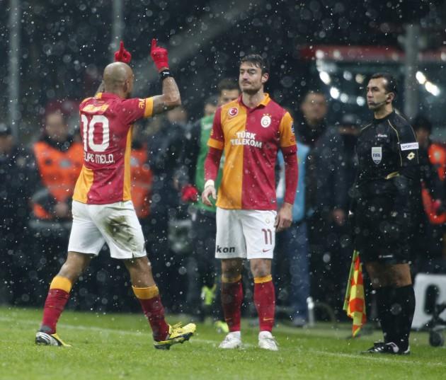 Melo, pozisyonla ilgili yaptığı açıklamada, "Çocuklarımın üstüne yemin ederim ki tükürmedim" ifadelerini kullandı.