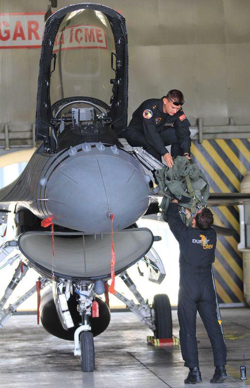 <p>Hızlarının saatte 200 ila bin 200 kilometre arasında değiştiğini anlatan Günar, "Normalde F-16 için 200 kilometre hız, iniş ve kalkışta kullanılan hızdır. Bu süratte havada durmak ve hareket yapmak zor ama biz bu süratte gösterimizi ve hareketlerimizi yapıyoruz.</p>
