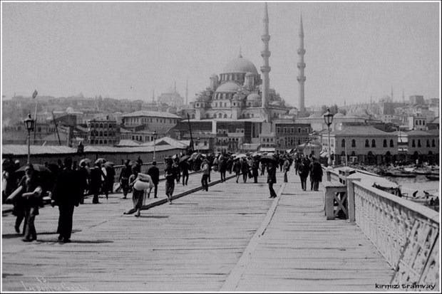 <p><strong><strong>Galata Köprüsü 1890</strong></strong></p>

<p>1885'te Polycarpe Joaillier ile ortaklık kurar.</p>
