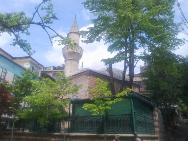 Katip Sinan vefat ettikten sonra bu caminin bahçesine gömülür. Ancak ertesi gün sabah namazına gelen cemaat, naaşın kubbe kenarında olduğunu görür. Hayretler içerisinde, naaş tekrar gömülür. Fakat bir sonraki gün yine aynı manzara ile karşılaşılır. Caminin imamı ve cemaati işin içinde bir keramet olduğunu düşünerek naaşa dokunmadan, kubbe kenarına sanduka yapar. Günümüzde sanduka hâlâ kubbe kenarında duruyor.