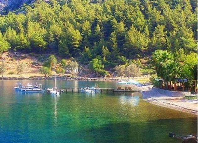 <p>Selimiye ve Söğüt′te deniz kenarında tembellik etmek, gün batımını seyretmek ve akşam yemeği için bu balık restoranlarından birine gitmek dışında fazla pek fazla aktivite seçeneğiniz yok. Dolayısıyla bir araba kiralayarak yarımadanın içlerine doğru keşfe çıkmak iyi bir fikir olabilir. Bozburun′′un içinde küçük yürüyüşler yaparak, Bayır köyündeki sevimli kiliseyi ve gölgeli çay bahçesini de ziyaret edebilirsiniz.</p>