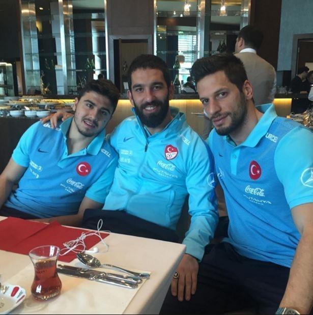 <p><strong>-Kahve mi çay mı?</strong></p>

<p>“Soru değil... Çay var içersen. Bazen kahve ama çay vazgeçilmezim.</p>
