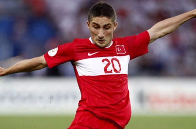 <p><strong>4- SABRİ SARIOĞLU</strong><br />
Tüm kariyerini Galatasaray'da geçiren 31 yaşındaki Sabri Sarıoğlu, EURO 2008'de belki de en güçlü dönemini yaşadı.</p>
