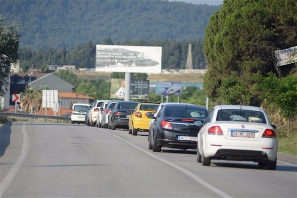 <p>Çanakkale, Eceabat, Gelibolu ve Lapseki'deki iskelelere giden araç kuyrukları... </p>

<p> </p>
