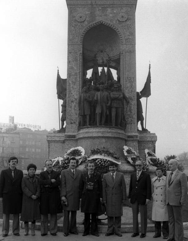 <p>Anadolu Ajansı'nın kuruluşunun 62. yıldönümünde İstanbul Bölge Müdürlüğü çalışanları Taksim Anıtı'na çiçek koyarken görülüyor.</p>

