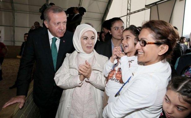 <p>Atları da seven Cumhurbaşkanı Erdoğan ve eşi, merkez yetkililerinden bilgi aldı. Ailelerle sohbet eden Erdoğan, merkezde tedavi gören Sami Yıldızbaşı ile uzun süre sohbet etti.</p>
