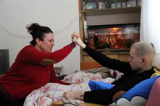 <p>Hem yurt içinden hem de yurt dışından arayanların oğlu için anne sütü göndermek istediğini aktaran Kürklüoğlu, "Yunanistan'dan bir anne aradı. Bebeğini hiç emzirmemiş. Sütünü paketleyip buzla muhafaza ederek gönderdi. 4.30'da bana bu süt ulaştı. Hastanede bu sütü oğluma içirdim. Kan değerleri 4 bine yükseldi ve tedaviye devam edebildik" diye konuştu.</p>

<p> </p>
