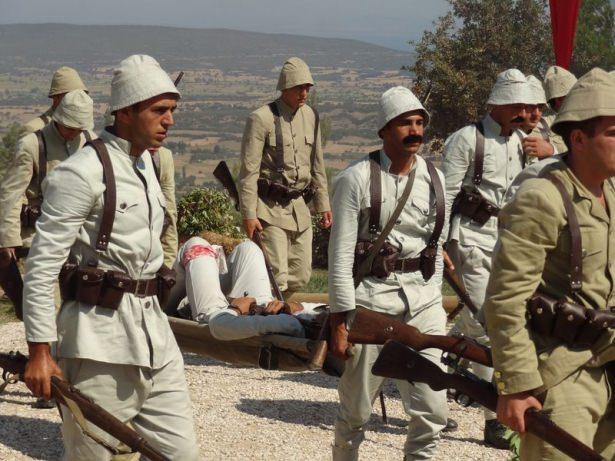 <p>Onun emriyle başlatılan süngü hücumunda düşman siperlerinde bastırıldı ve ağır kayıplar verdirilerek geri püskürtüldü.</p>
