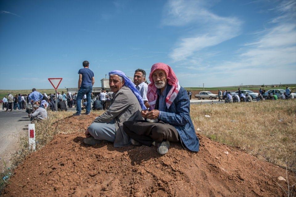 <p>Gruptakiler daha sonra Şanlıurfa-Mardin karayolunu taş, lastik ve araçlarla trafiğe kapattı. Bu nedenle yolda uzun kuyruklar oluştu.</p>
<p> </p>