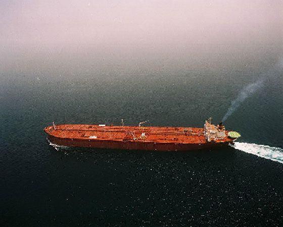 458 metre uzunluğunda ve 260 bin ton ağırlığındaki bu dev gemi 2004 yılından beri dünya okyanuslarını arşınlıyor.