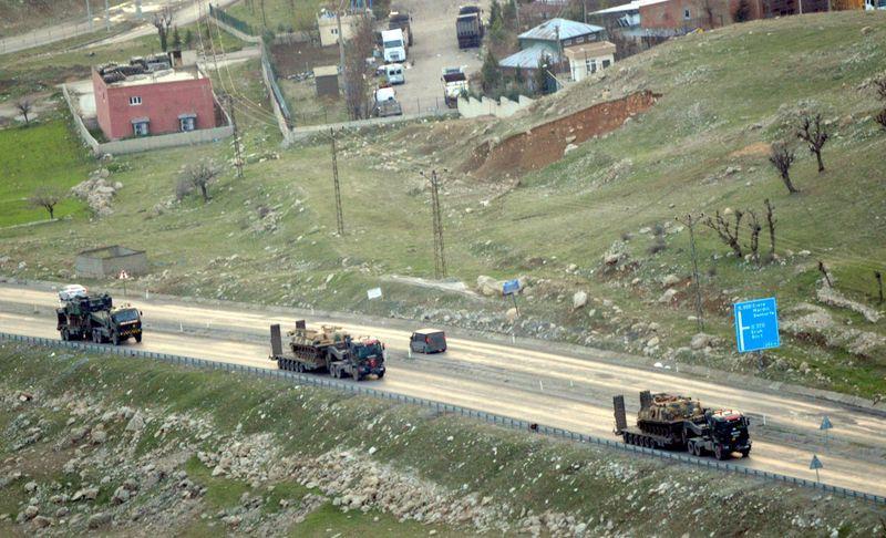 <p>Silopi, Cizre ve İdil ilçelerinden sonra operasyon yapılması beklenen Şırnak il merkezine, kirpi, kobra, zırhlı kepçelerin ve uzun menzilli tankların yer aldığı çok sayıda askeri araç sevk edildi. Yüzlerce hendek ve barikatın bulunduğu Yeşilyurt, Gazipaşa, Cumhuriyet, Dicle, Yeni, Cumhuriyet, İsmet Paşa ve Bahçelievler mahallelerinde güvenlik güçleri zaman zaman operasyonlar yaptı. İl merkezindeki PKK'lı teröriestleri etkisiz hale getirmek ve tüm hendeklerin kapatılması ve barikatların kaldırılması için büyük bir operasyon başlatılması bekleniyor. </p>
<p> </p>