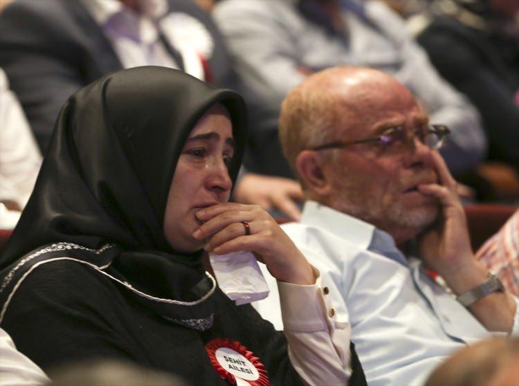 <p>Beştepe Millet Kongre ve Kültür Merkezi'nde 15 Temmuz Şehitleri Anma Programı düzenlendi. Anna töreninde yapılan konuşmalar sırasında bazı vatandaşlar duygusal anlar yaşadı.</p>
