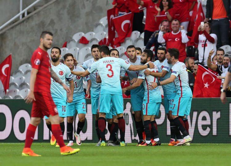 <p>Aftonbladet gazetesi, "Kabus gibi skor" başlığını kullanırken, Türkiye'nin kazanmasından sonra İsveç'in Belçika karşısında berabere kalma lüksünün kalmadığını yazdı. Türkiye'nin galibiyetinden sonra gazeteye açıklamada bulunan İsveç Milli Takımı Teknik Direktörü Erik Hamren, "Türkiye'nin aldığı galibiyet bizi strese sokmadı. Yarın Belçika maçı için bir planımız var. Akıllı ve ofansif oynayıp kazanmaya çalışacağız." ifadelerini kullandı.</p>
