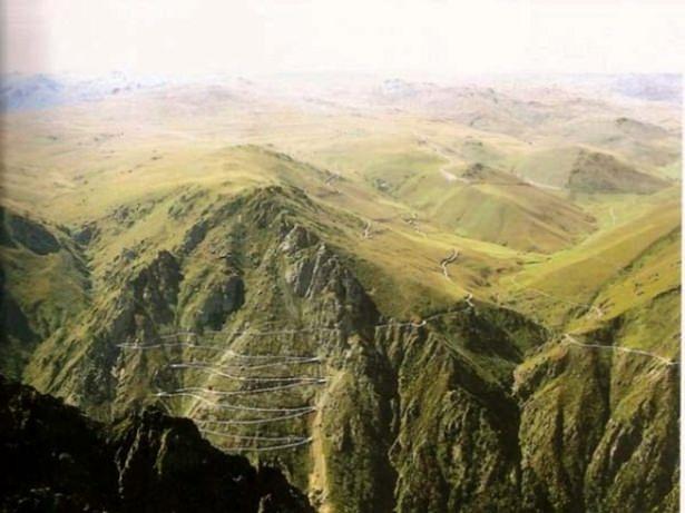 <p>2 bin 35 metre yüksekliğindeki Soğanlı Dağı eteklerinde yer aldığı aktarılan yolun ne kadar zor bir güzergah olduğu anlatılırken, “Bazı virajları tek seferde dönemezsiniz, yol 1916 yılında Rus askerleri tarafından yapıldı” deniliyor. </p>